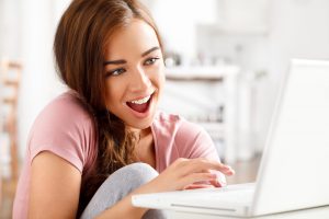 Pige der sidder og chatter med sugardaddy